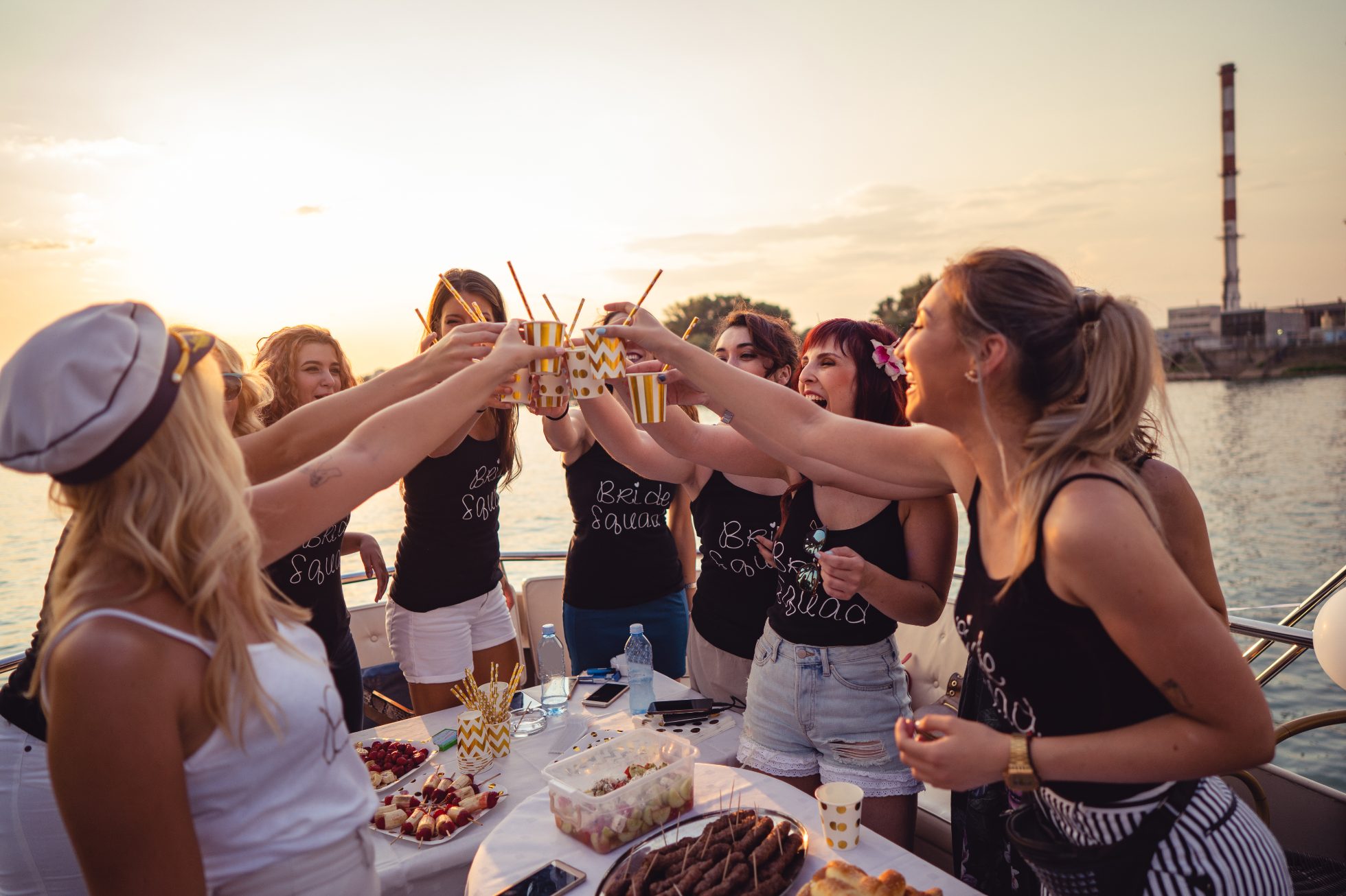 Grupa kobiet wznoszących toast na wieczorze panieńskim