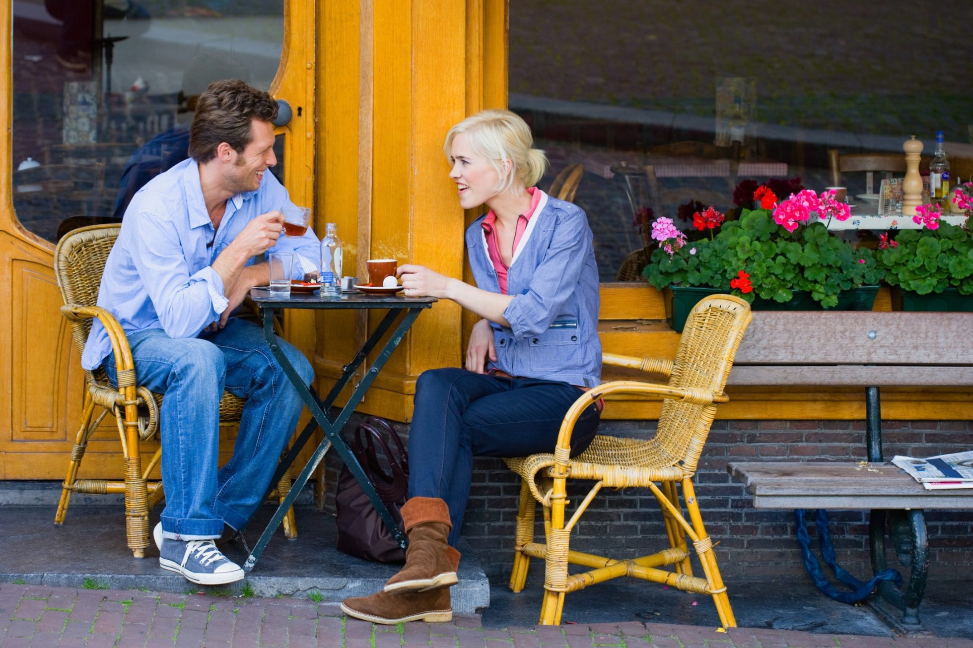 Szczęśliwa para w restauracji w Amsterdamie na kawie