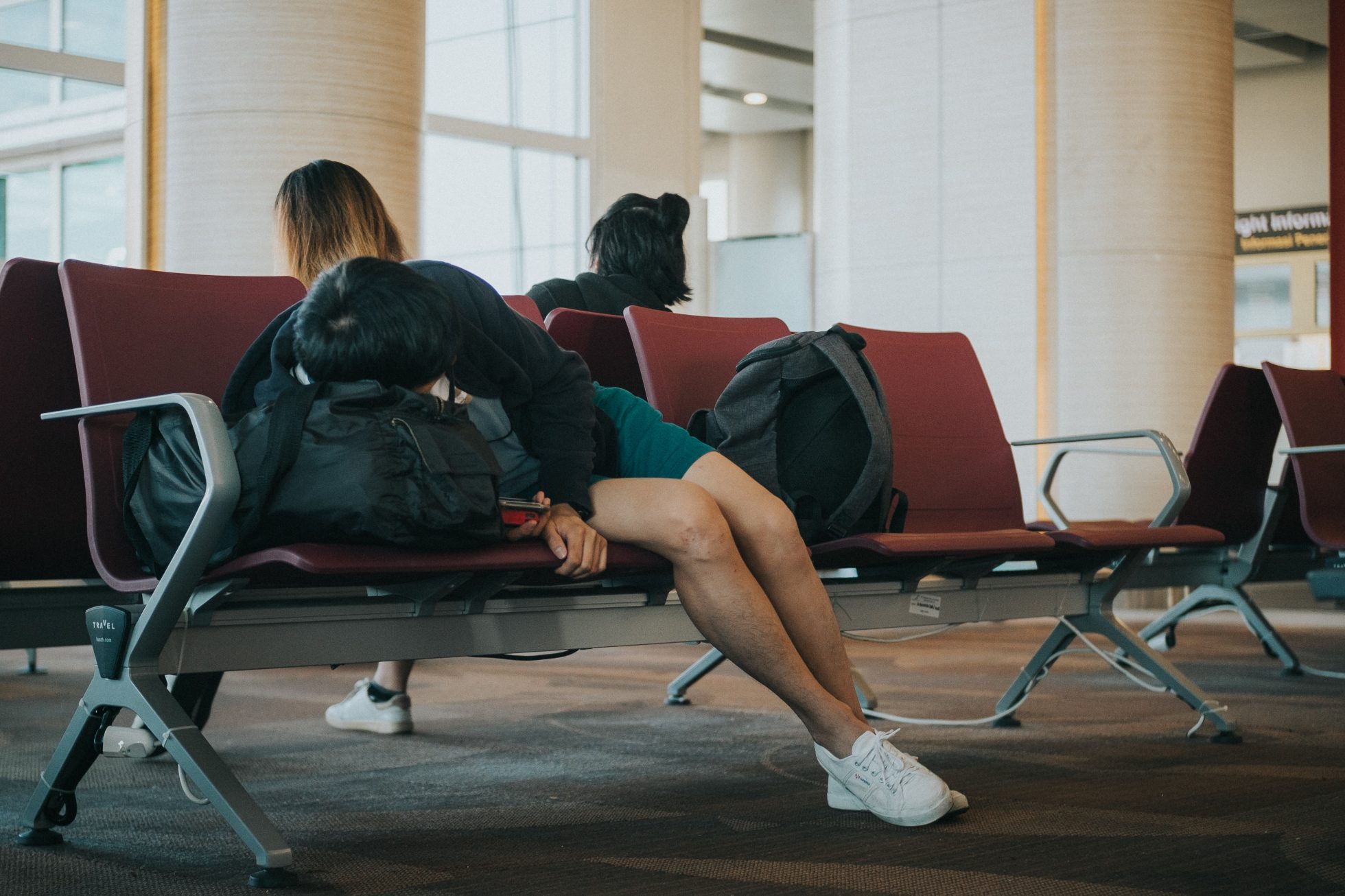 Śpiąca pasażerka na lotnisku - co to jest jet lag?