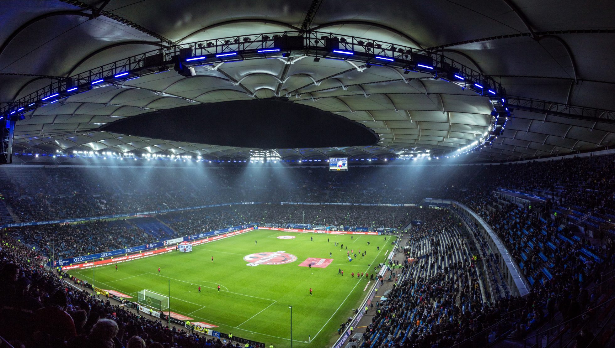 Osoba siedzi na stadionie Euro 2024.