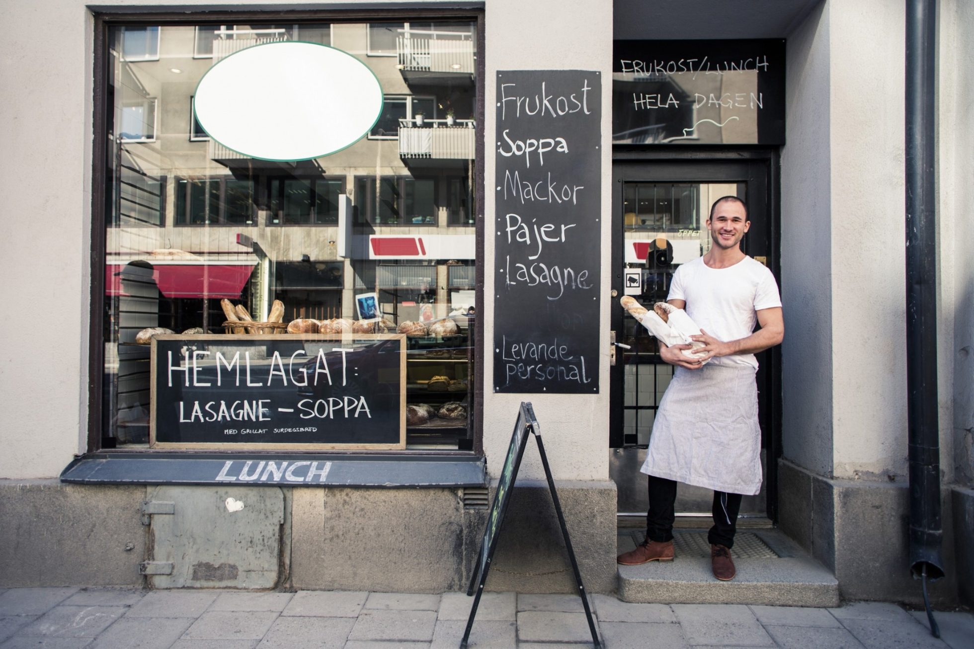Widok na szwedzką restaurację i kelnera