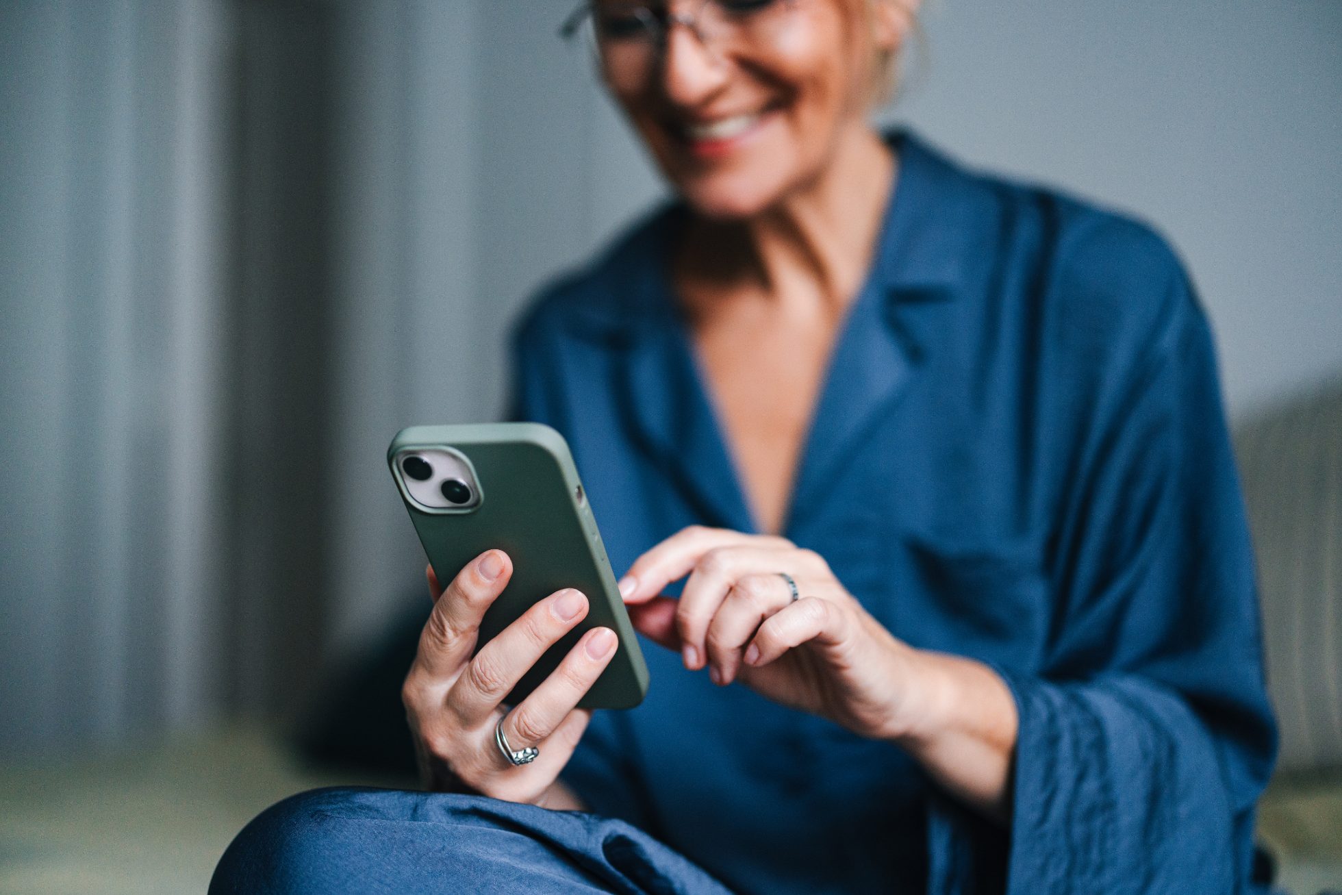 Kobieta pracująca na telefonie