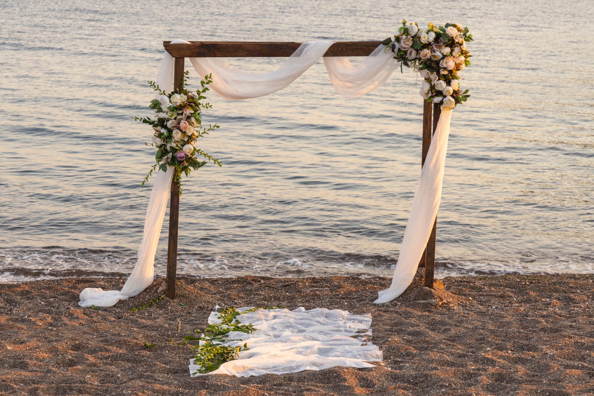 altana ślubna przystrojona kwiatami na plaży za granicą, wesele za granicą