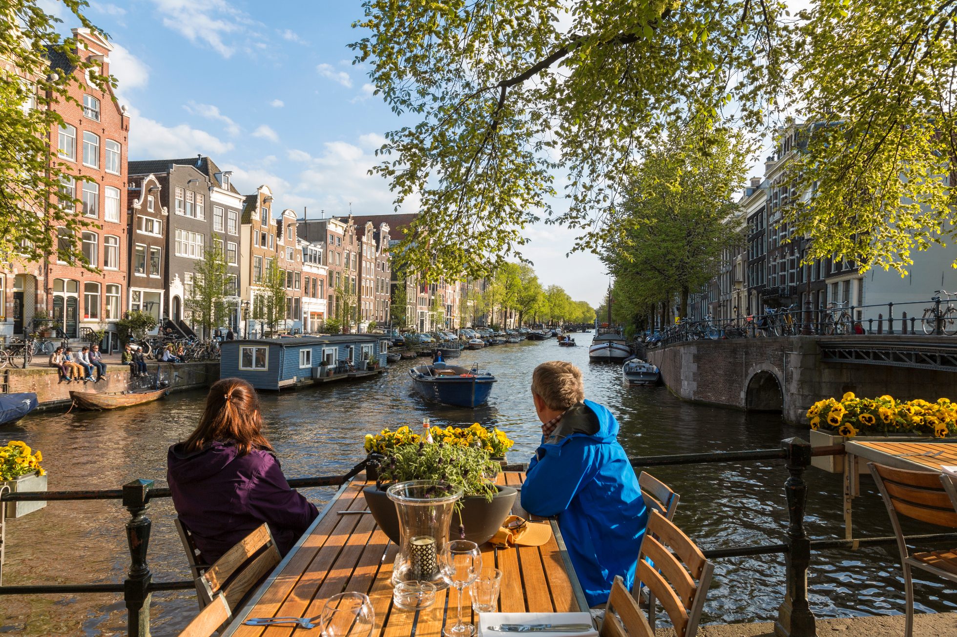 Para w Amsterdamie patrząca na rzekę