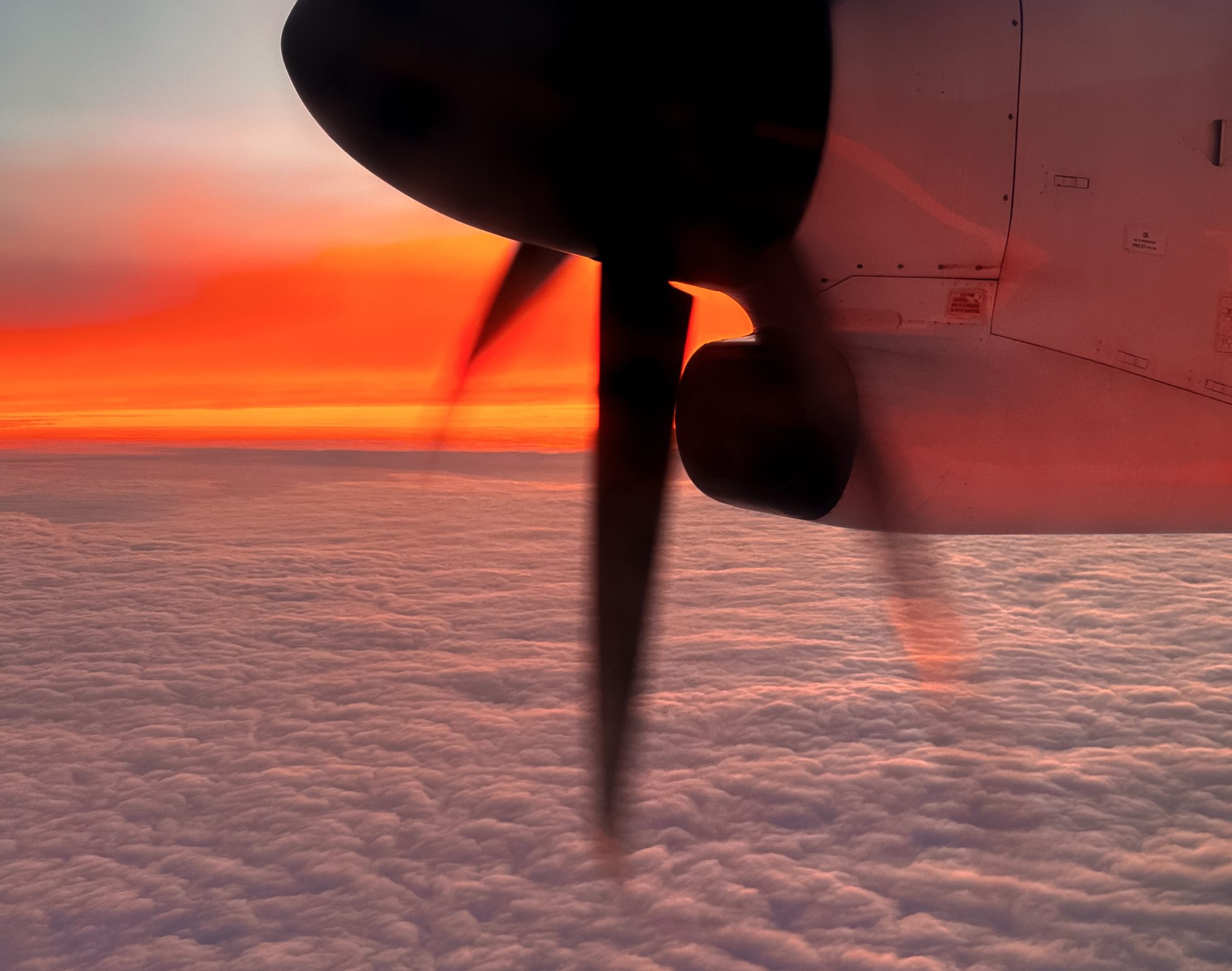 Zachód słońca z pokładu samolotu Bombardier Q400