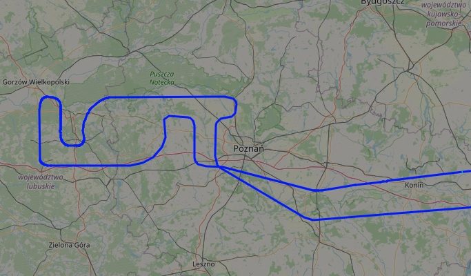Napis LOT w przestrzeni powietrznej - ostatni lot Bombardiera Q400