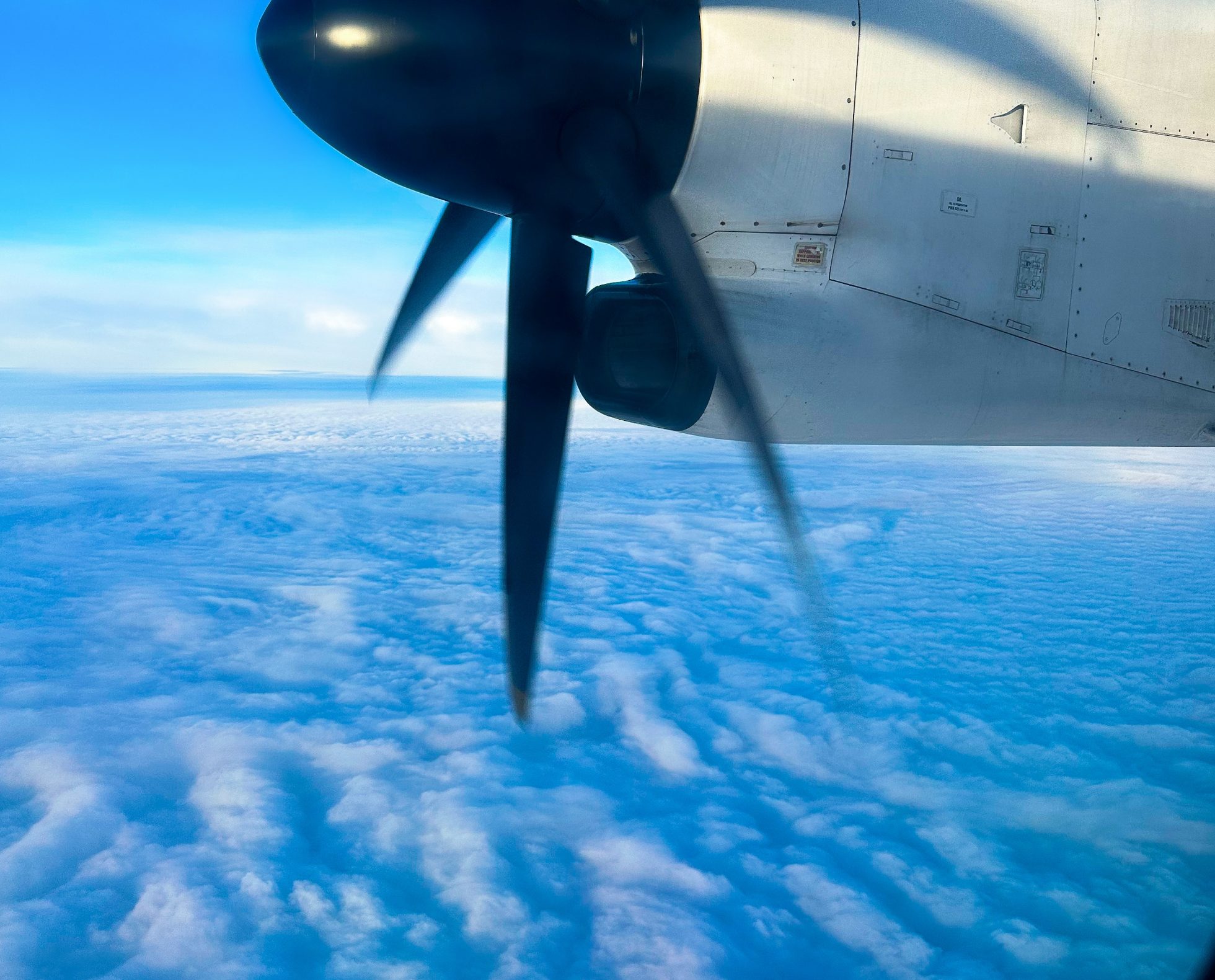 Widok na śmigło Bombardier Q400 i chmury