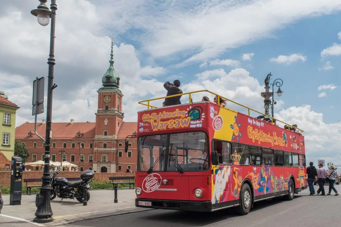 Zwiedzanie Warszawy autobusem w ramach usługi  City Sightseeing Warsaw