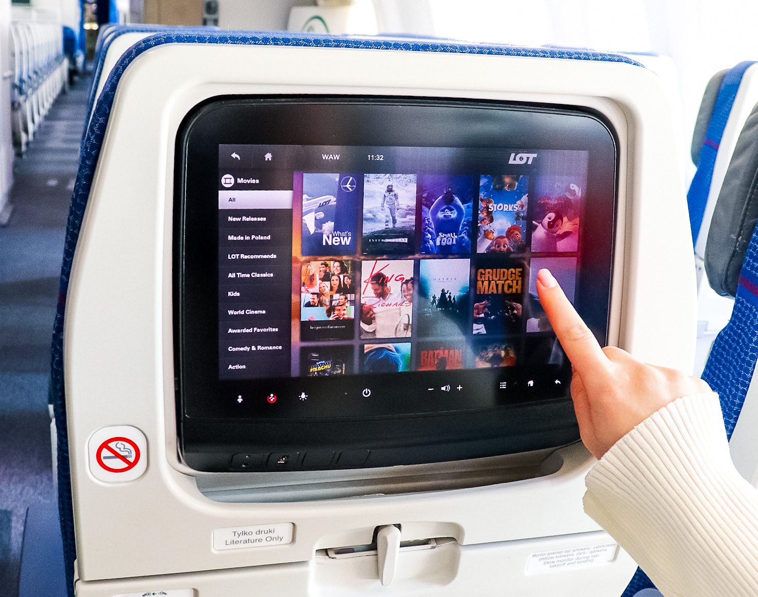 Samolot pasażerski Boeing 787 Dreamliner z wyświetlaczem rozrywki pokładowej na siedzeniu.