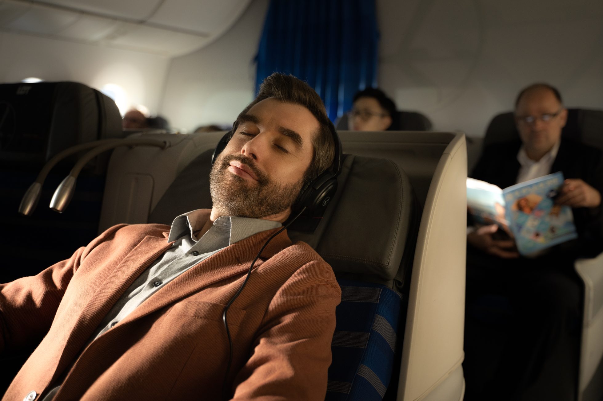Pasażer korzysta z oferty LOT Business Class