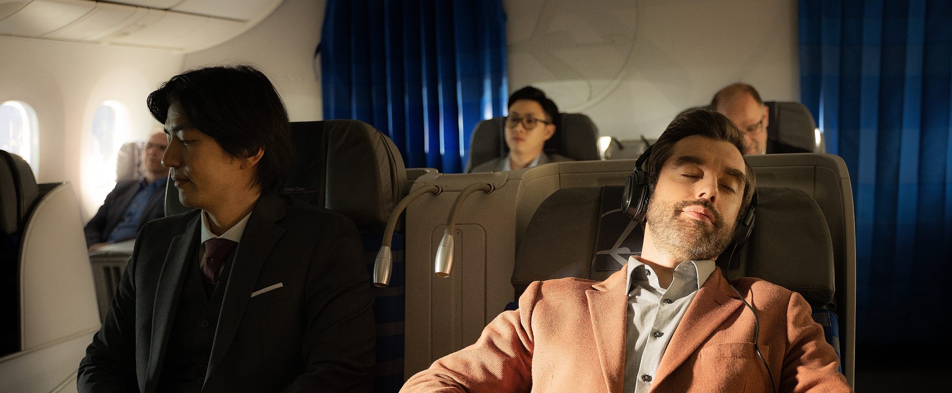 Pasażer LOT Business Class śpiący podczas lotu