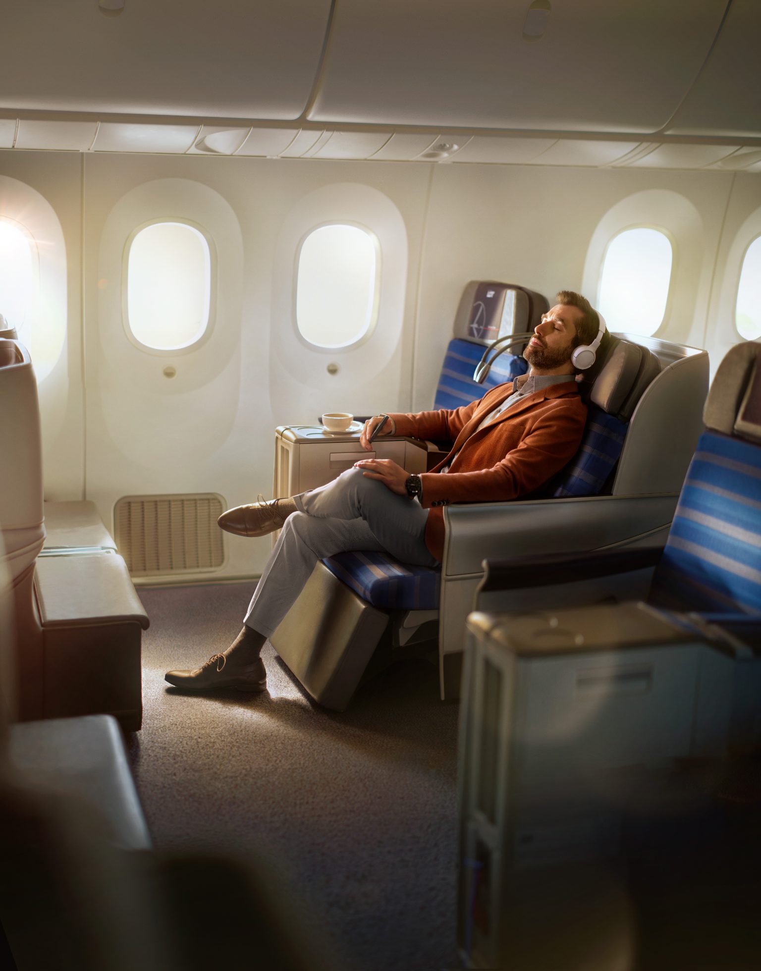 Pasażer relaksujący sie w LOT Business Class na pokładzie Dreamlinera.