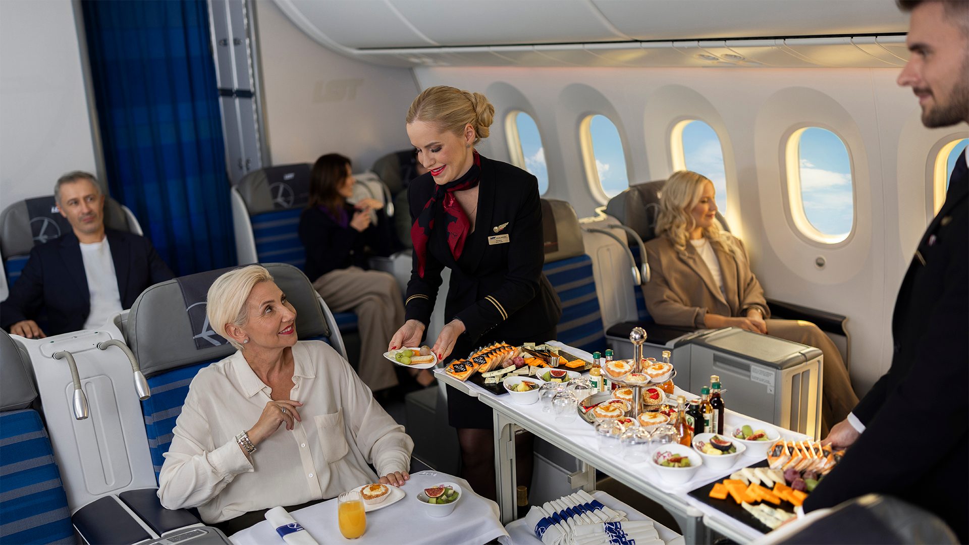 Pasażer korzysta z udogodnień LOT Business Class na pokładzie Dreamlinera
