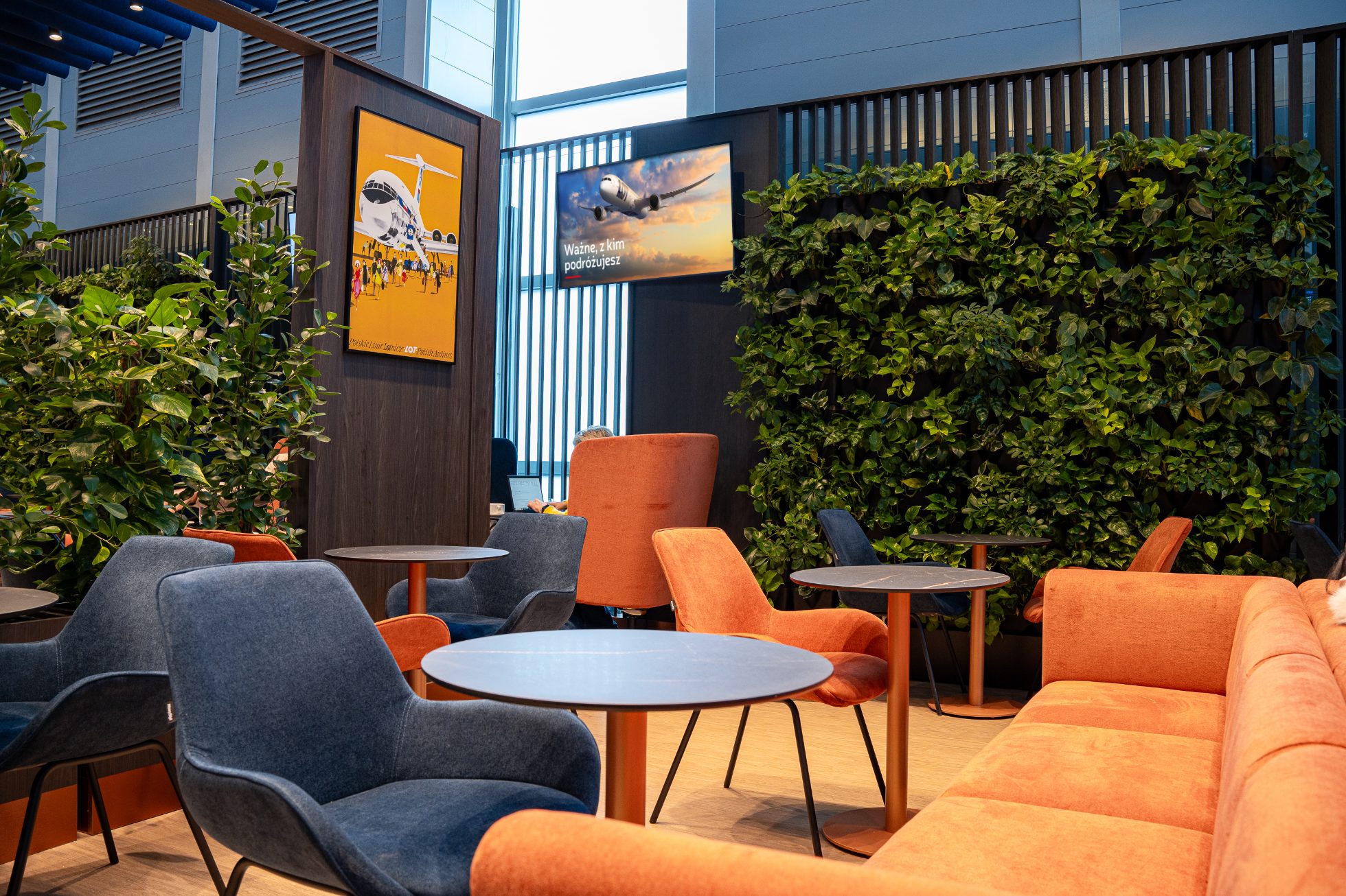 Wnętrze Polonez Business Lounge na Lotnisku Chopina w Warszawie o nowoczesnym designie.