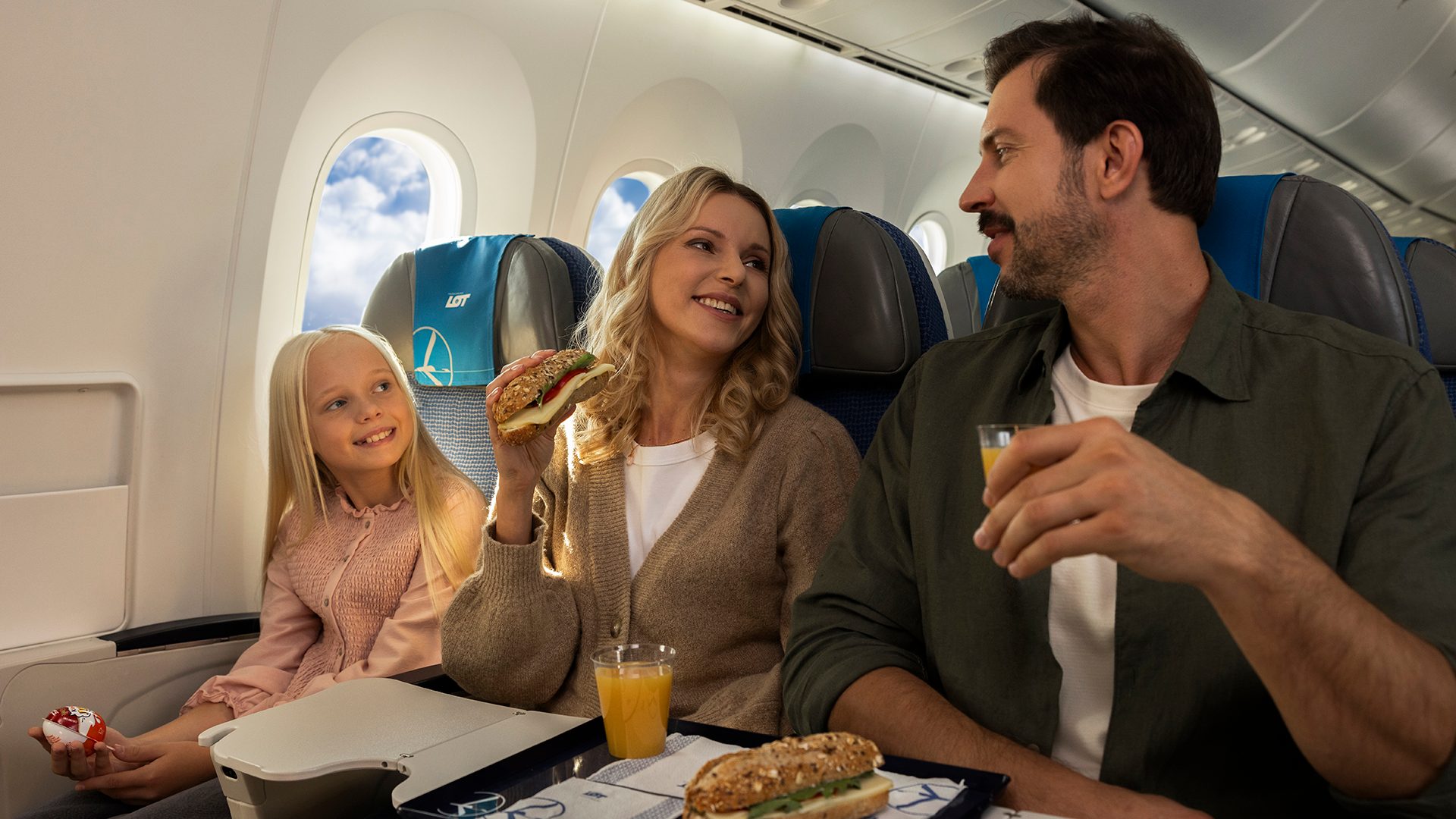 Passagier in der Business Class schaut aus dem Fenster