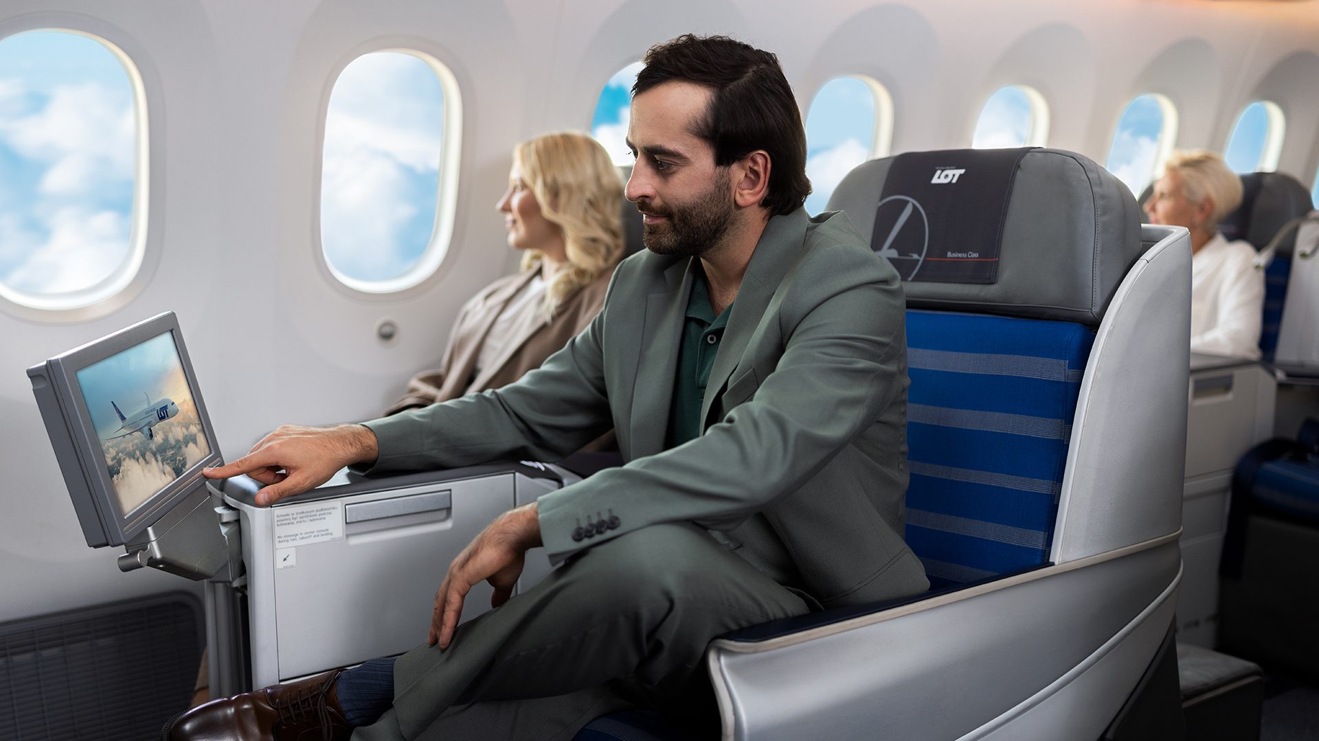Pasażer korzystający z ekranu rozrywki pokładowej na pokładzie Boeinga 787 Dreamliner.