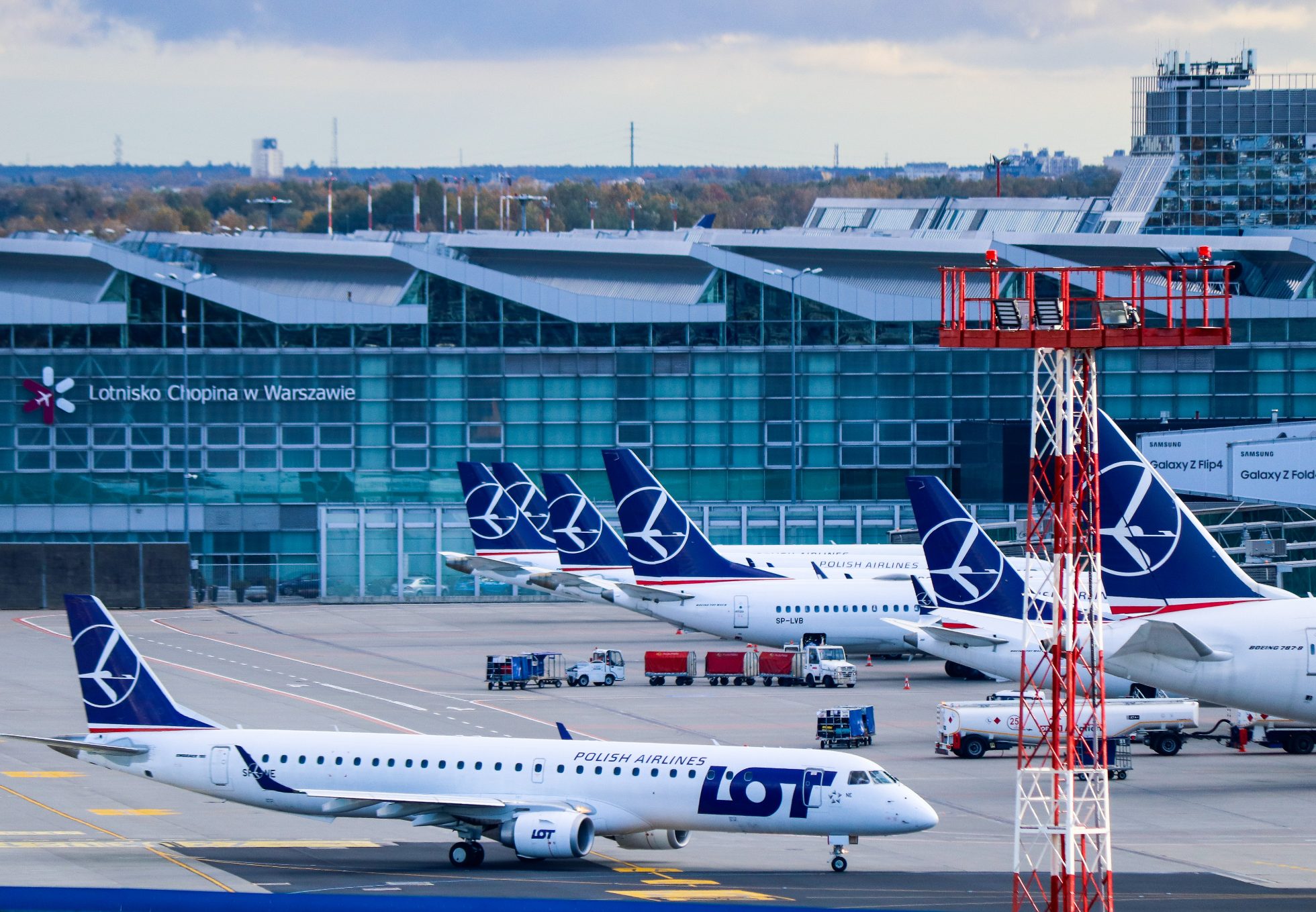 PLL Flugzeuge Grundstück auf der Landebahn am Flughafen Chopin