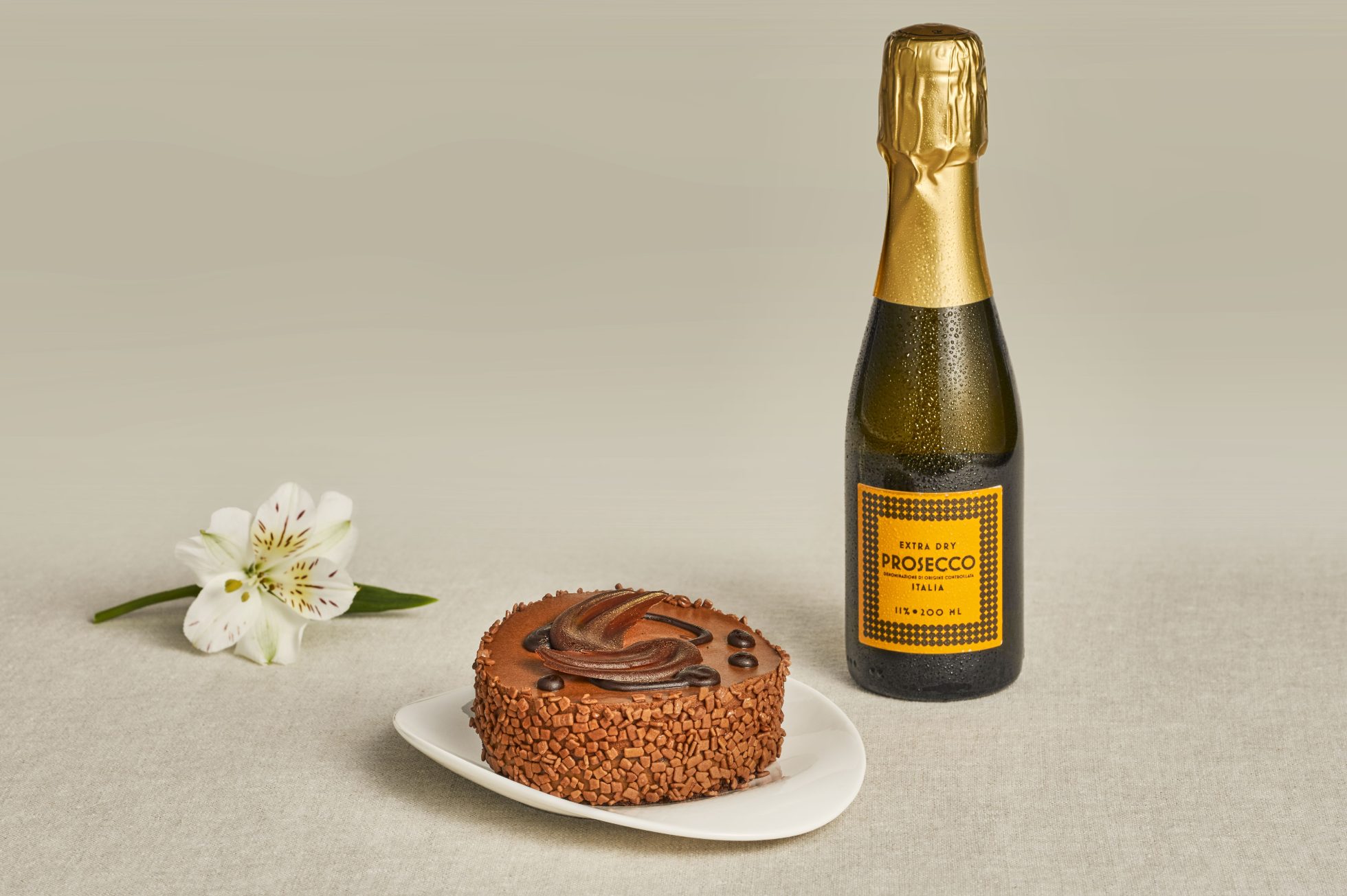 Tort czekoladowy z Prosecco na białym tle.