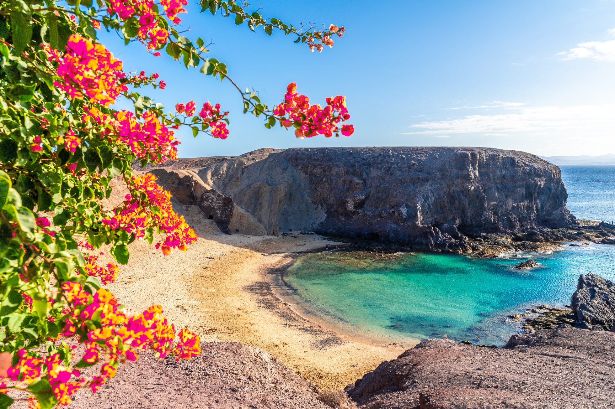 Krajobraz z turkusową wodą oceanu na plaży Papagayo, Lanzarote, Wyspy Kanaryjskie, Hiszpania