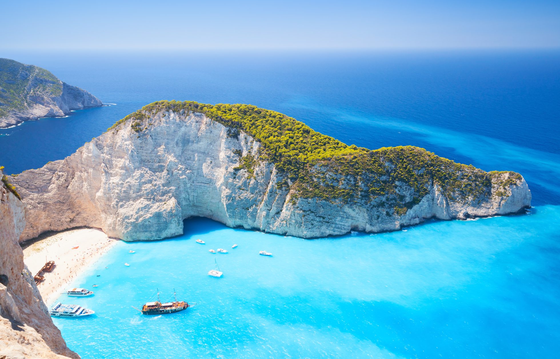 Zatoka Navagio i plaża wraku statku latem. Najbardziej znany naturalny punkt orientacyjny Zakynthos, greckiej wyspy na Morzu Jońskim